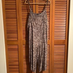 Wide leg leopard jumpsuit. POCKETS